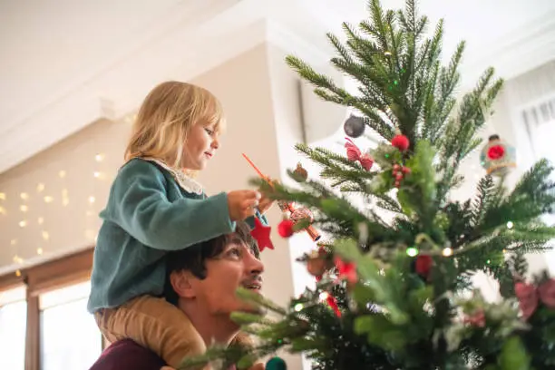 kerstboom aan plafond